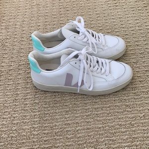 Veja US size 7. Fit like 7.5/8.Great Pre-owned condition.Only bottoms show wear